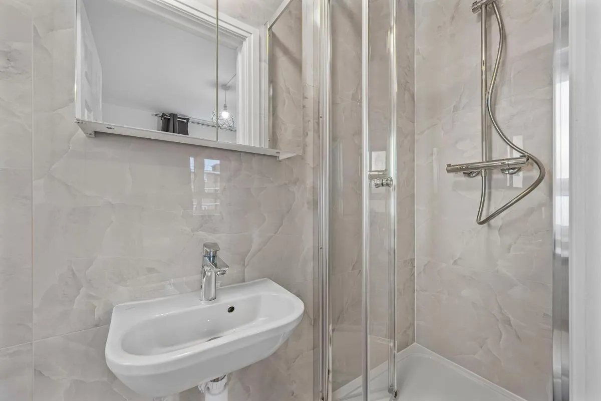 Image 3 of Charming 4 Bedroom Family Apartment Near Chelsea Football Stadium, Fulham Broadway Station