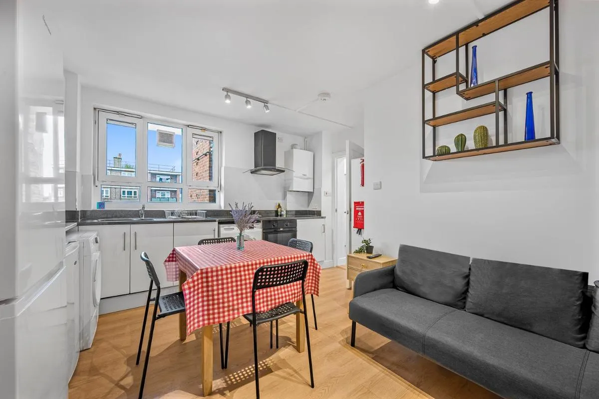 Image 4 of Charming 4 Bedroom Family Apartment Near Chelsea Football Stadium, Fulham Broadway Station