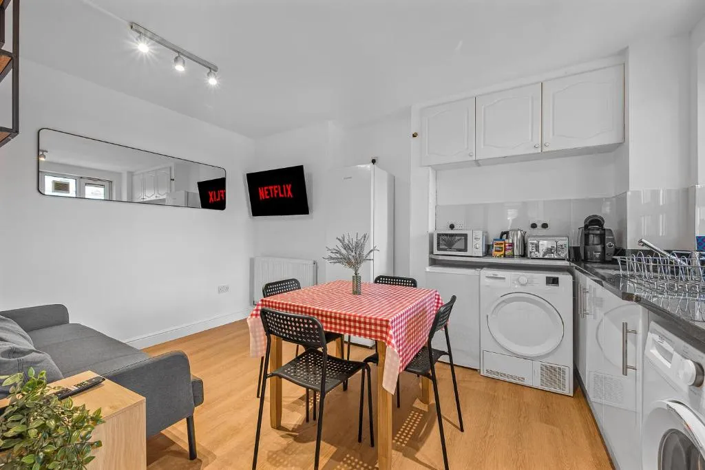 Image 1 of Charming 4 Bedroom Family Apartment Near Chelsea Football Stadium, Fulham Broadway Station