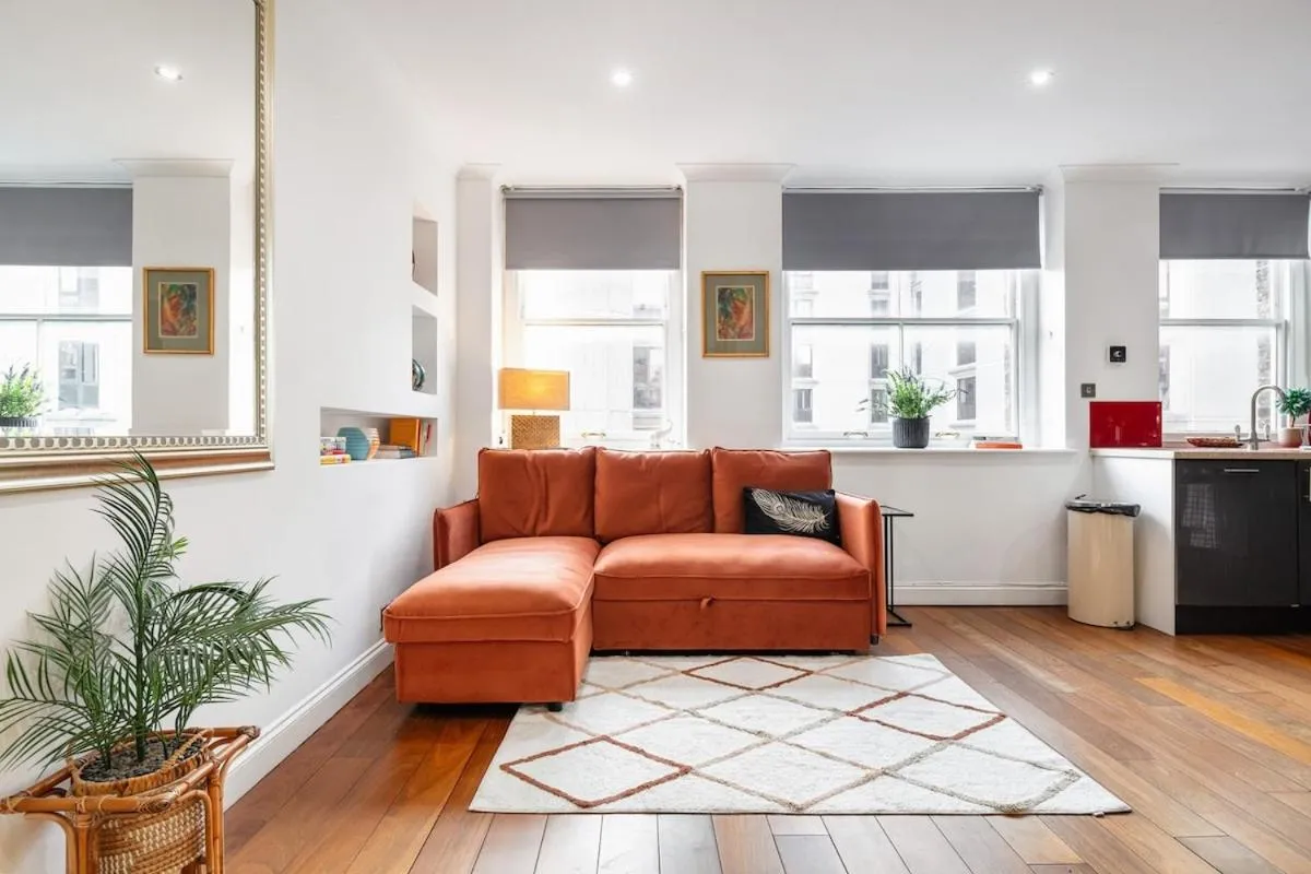 Image 4 of Charming Covent Garden, Air-Con Sleeps 6