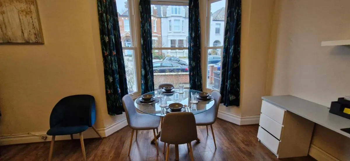 Image 4 of Charming Flat in Wimbledon