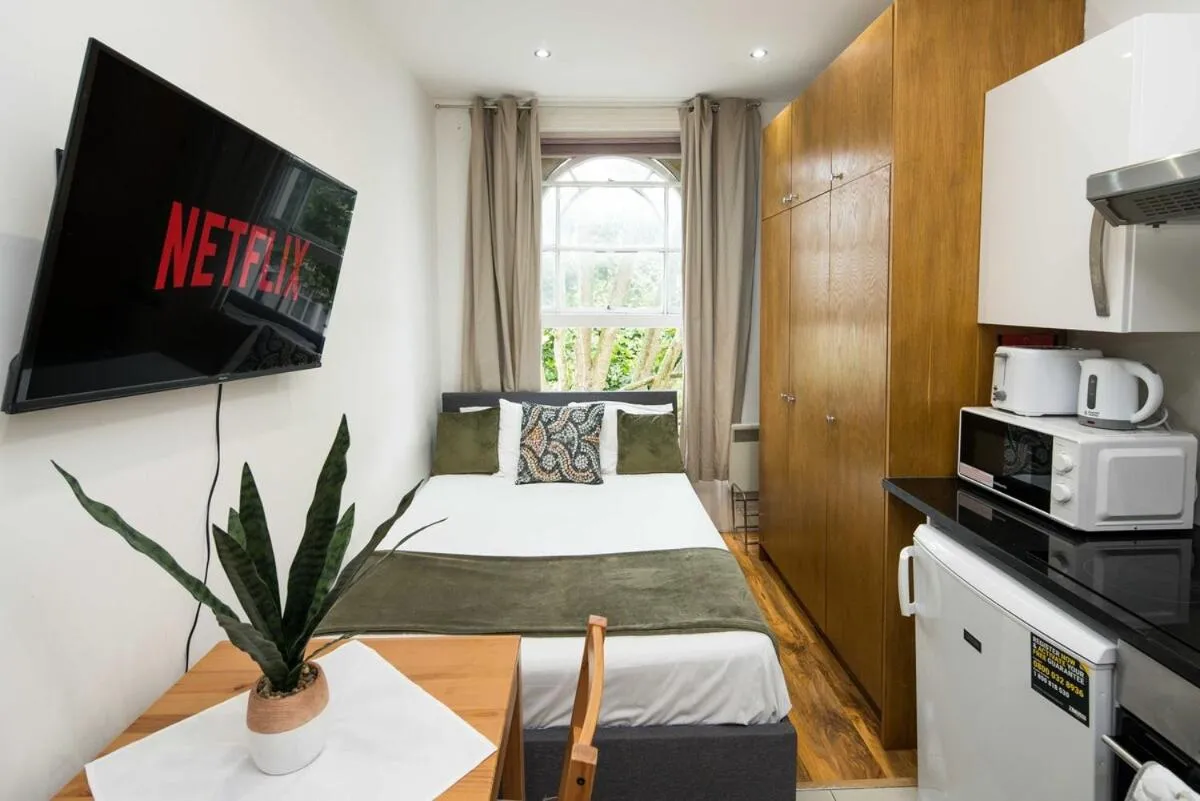 Image 4 of Charming Fully Equipped Studio
