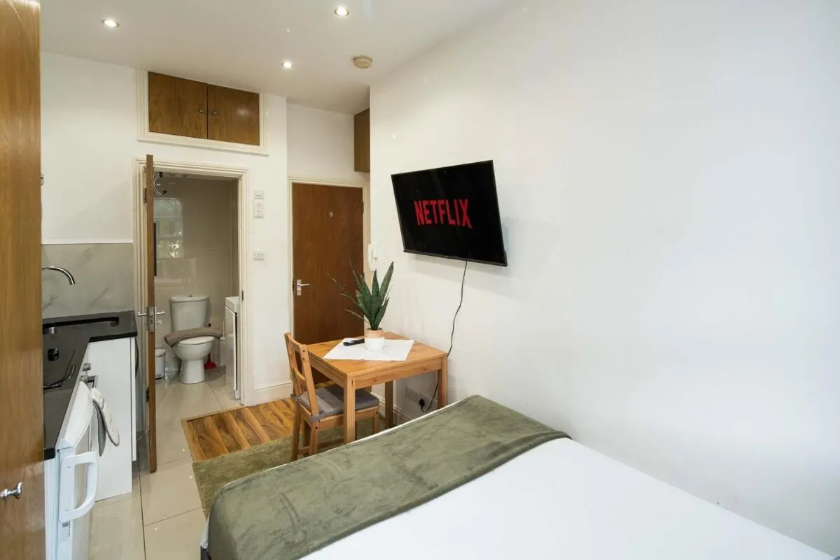 Image 5 of Charming Fully Equipped Studio