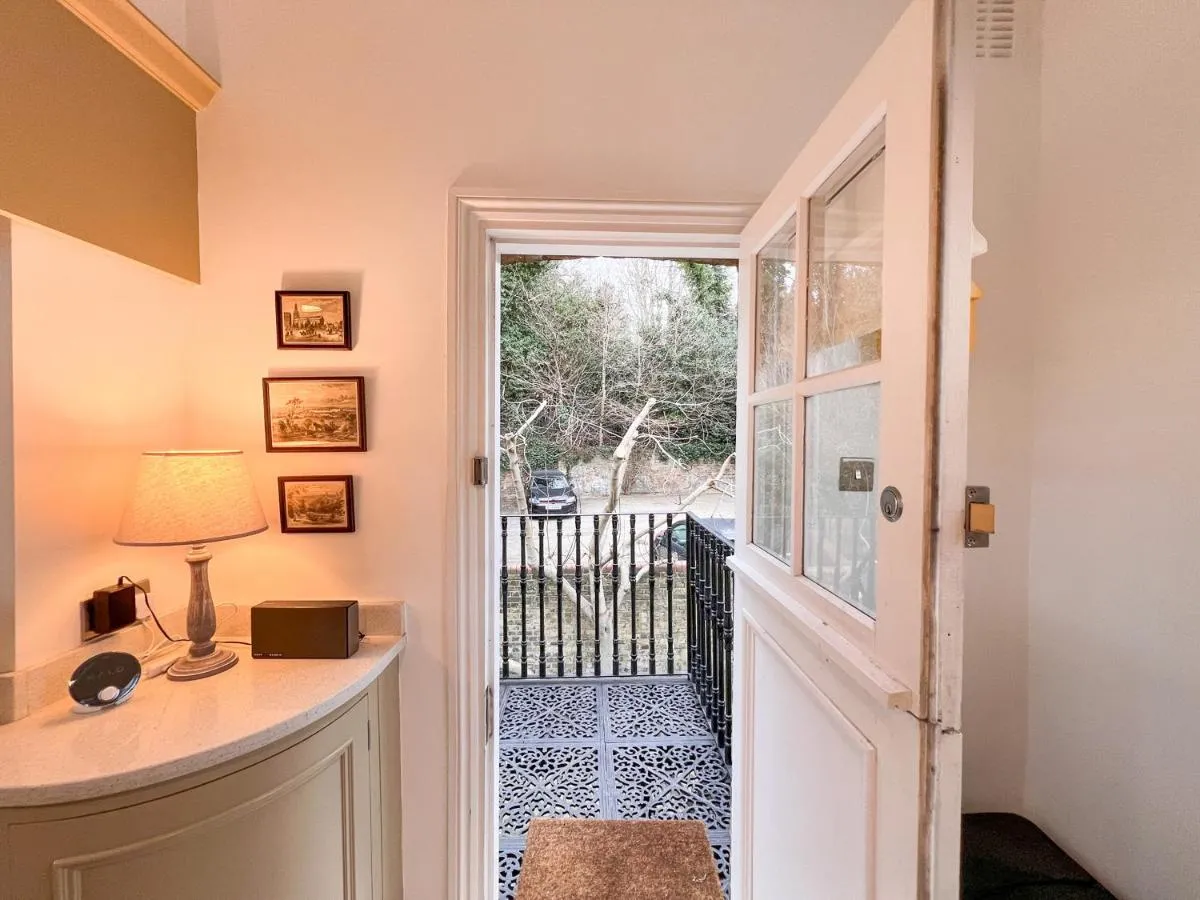 Image 3 of Charming Historic 3BR Home – Steps to Greenwich Park – Cutty Sark & Royal Observatory