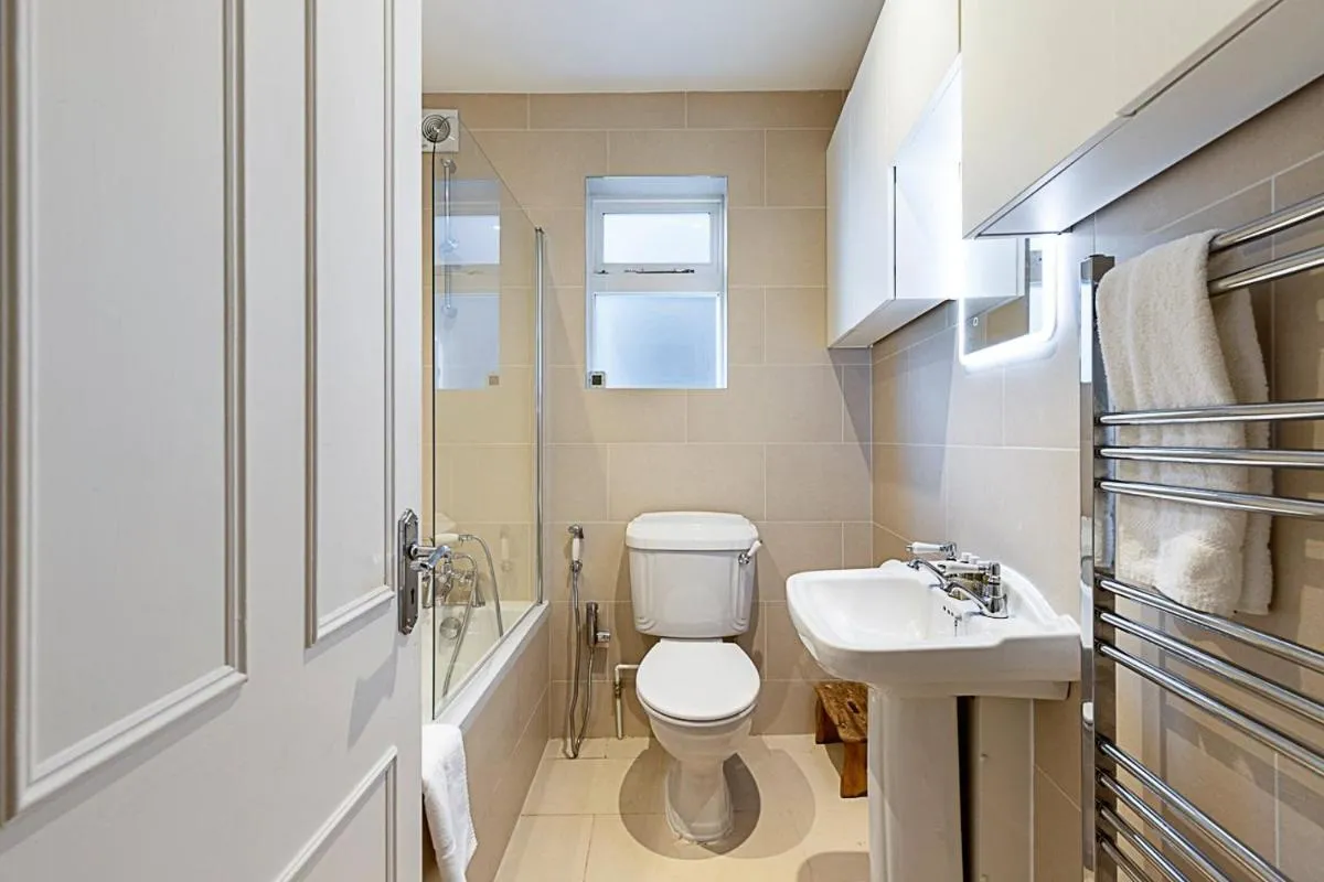 Image 3 of Charming London Retreat