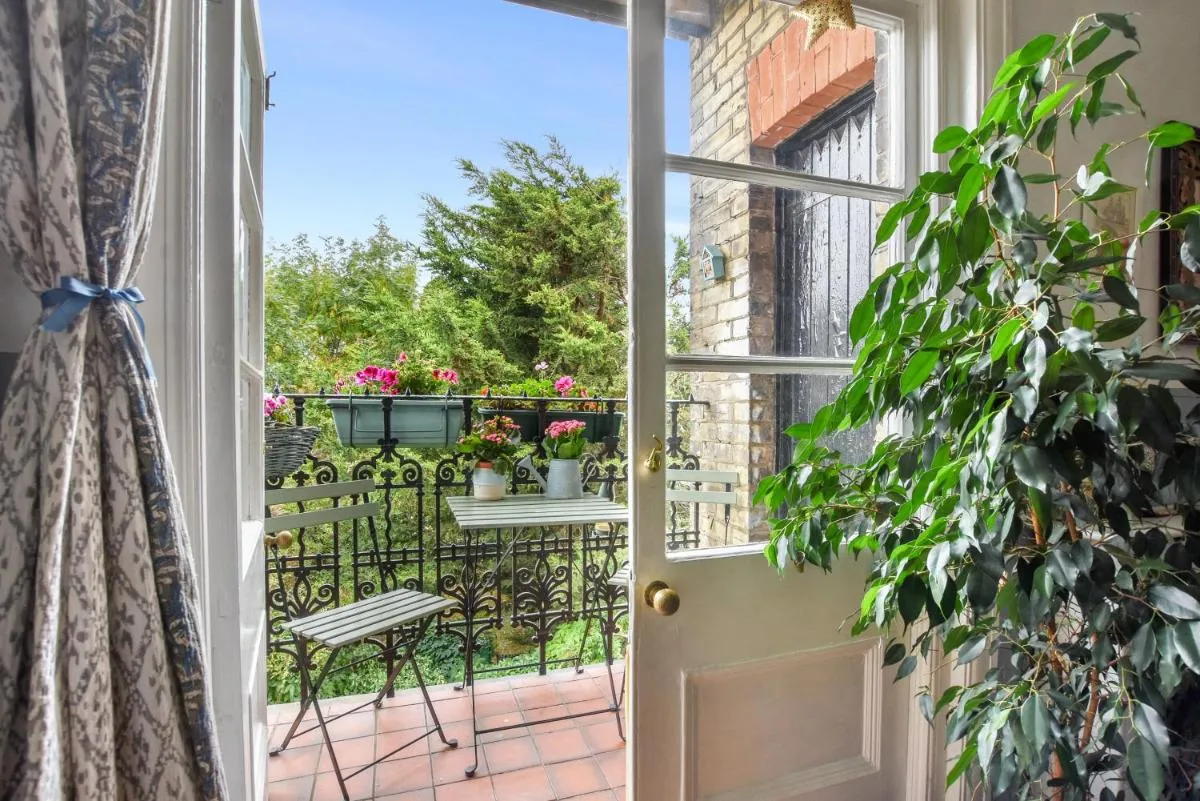 Image 3 of Charming London with balcony