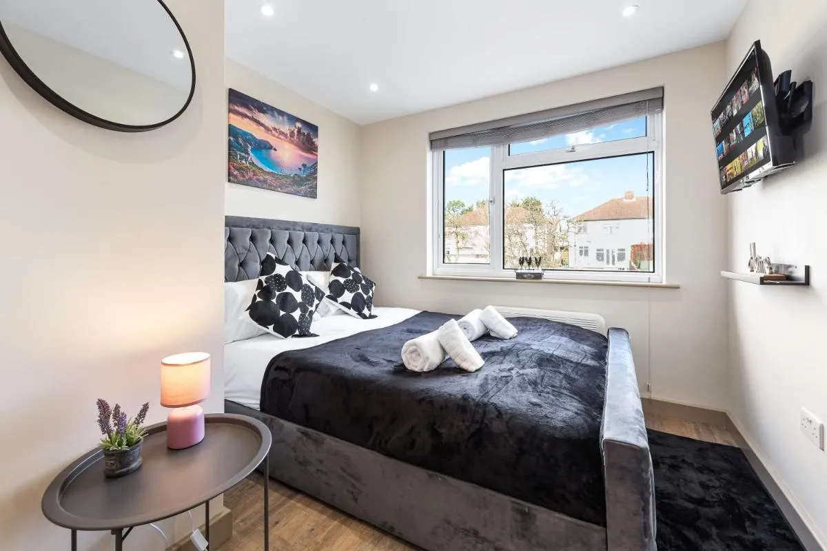 Image 2 of Charming Serviced Ensuite Modern Studio – Sleeps 2 – Near Wembley Stadium – Good Transport Link to Central London – Harrow HA3