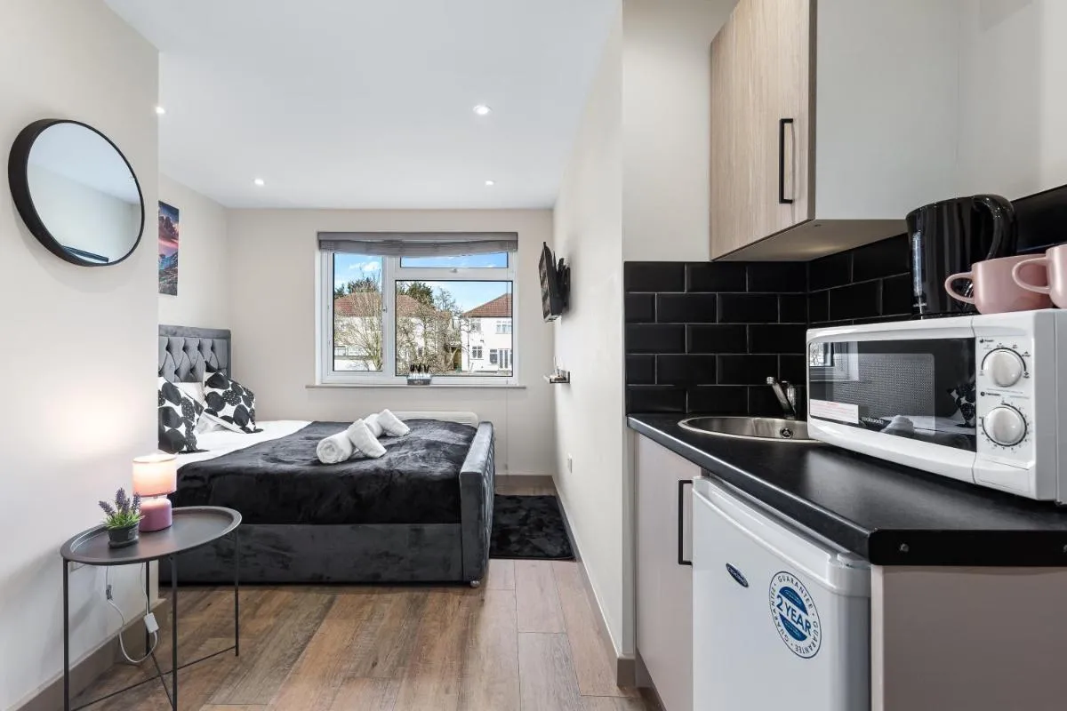Image 4 of Charming Serviced Ensuite Modern Studio – Sleeps 2 – Near Wembley Stadium – Good Transport Link to Central London – Harrow HA3
