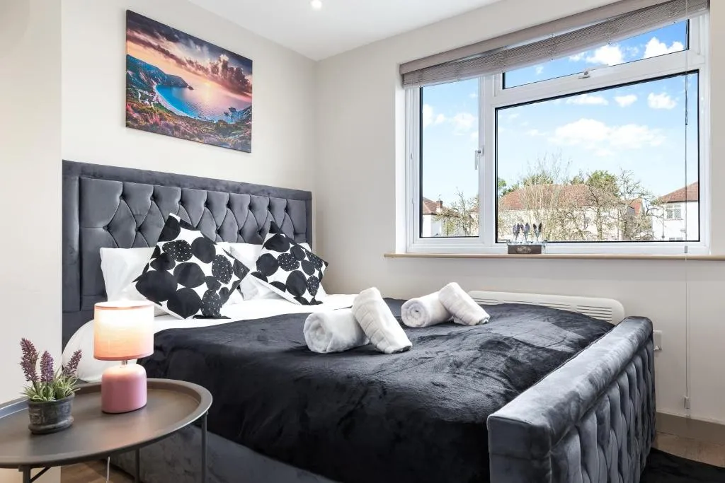 Image 1 of Charming Serviced Ensuite Modern Studio – Sleeps 2 – Near Wembley Stadium – Good Transport Link to Central London – Harrow HA3