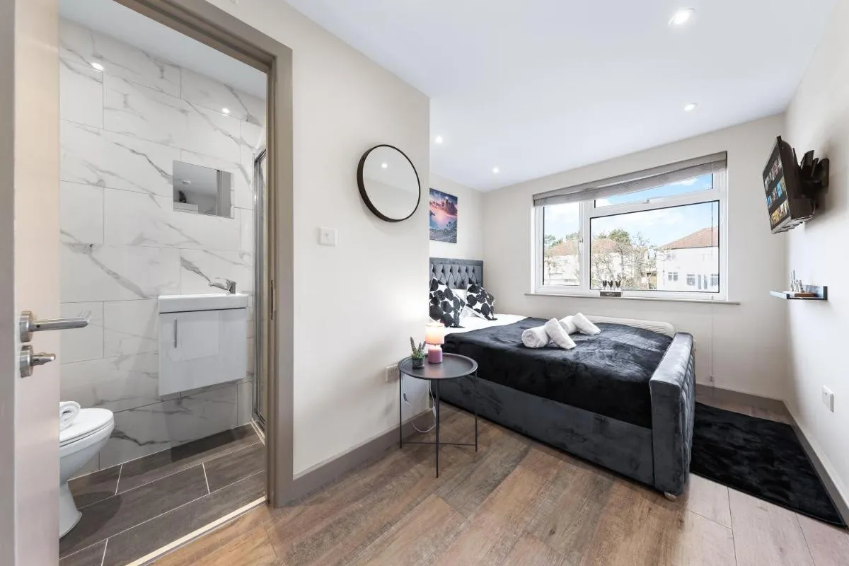 Image 3 of Charming Serviced Ensuite Modern Studio – Sleeps 2 – Near Wembley Stadium – Good Transport Link to Central London – Harrow HA3