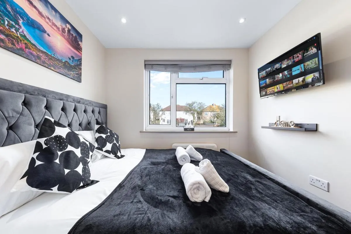 Image 5 of Charming Serviced Ensuite Modern Studio – Sleeps 2 – Near Wembley Stadium – Good Transport Link to Central London – Harrow HA3