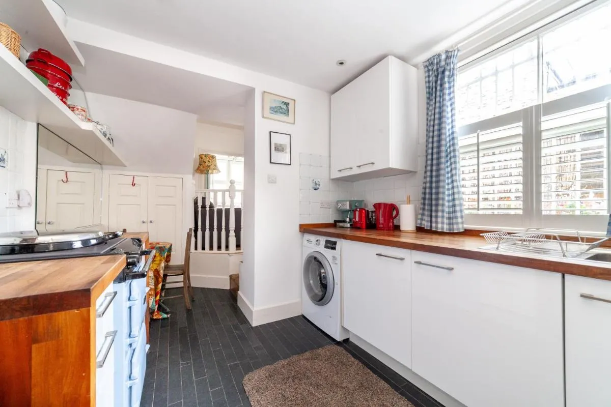Image 4 of Charming and Spacious 1 BR flat in Battersea