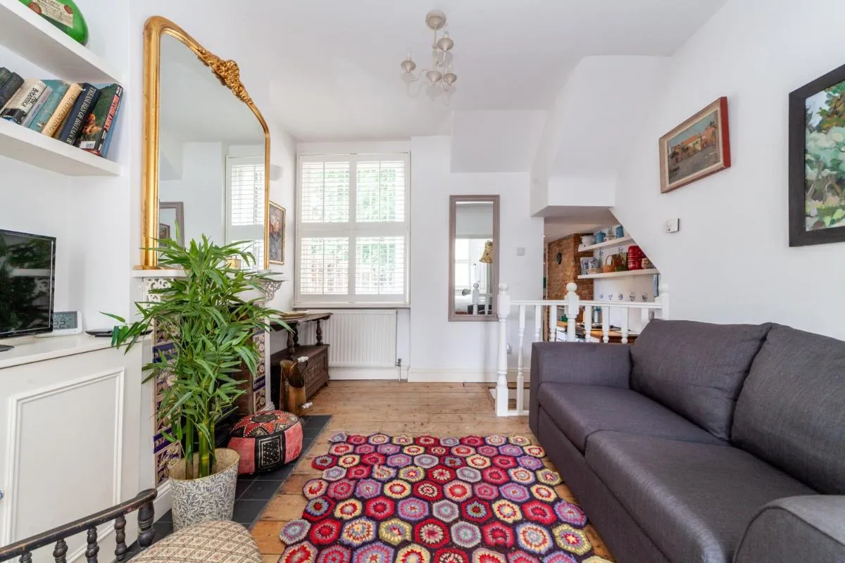 Image 5 of Charming and Spacious 1 BR flat in Battersea
