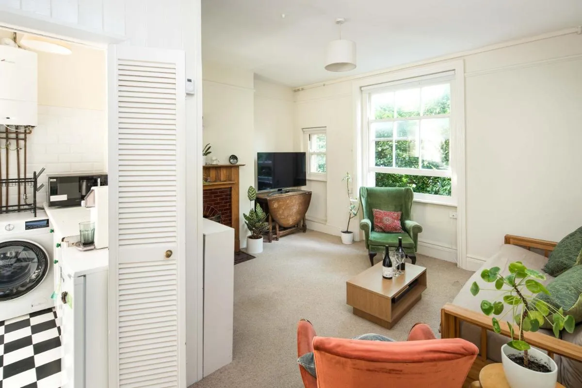 Image 4 of Charming apartment one bedroom west london