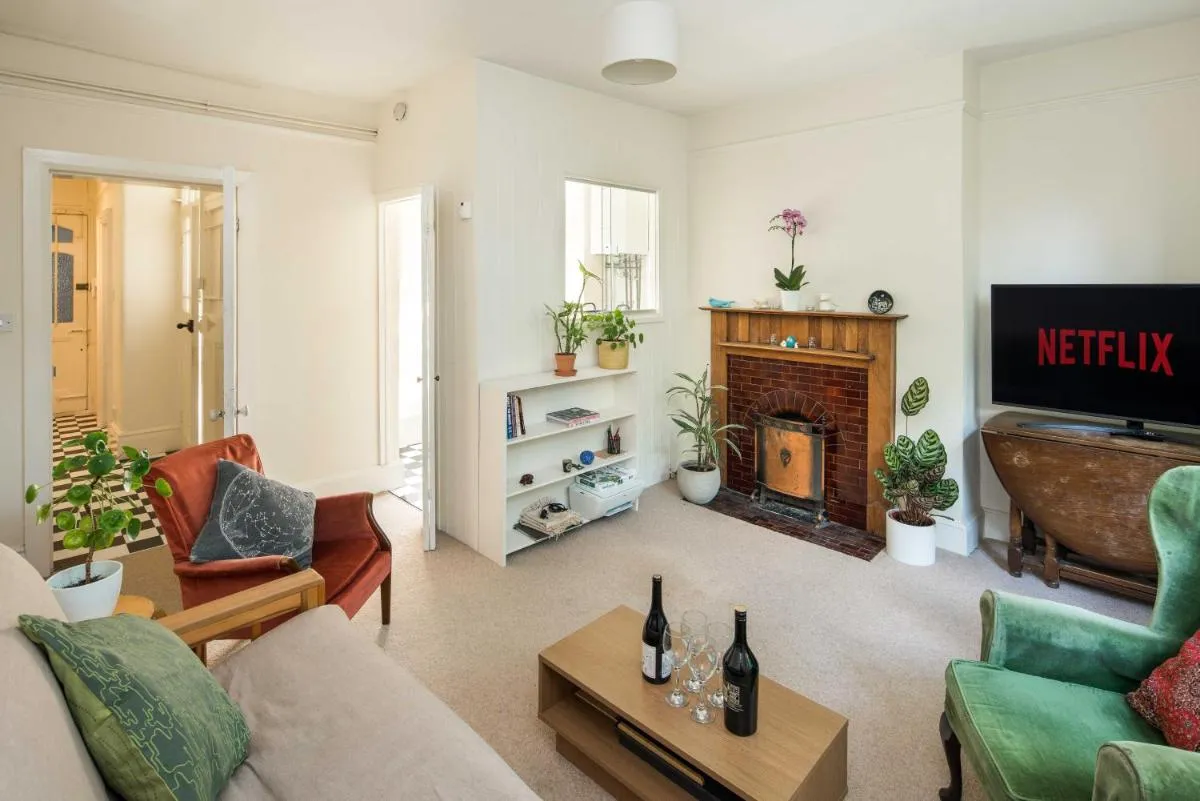 Image 5 of Charming apartment one bedroom west london