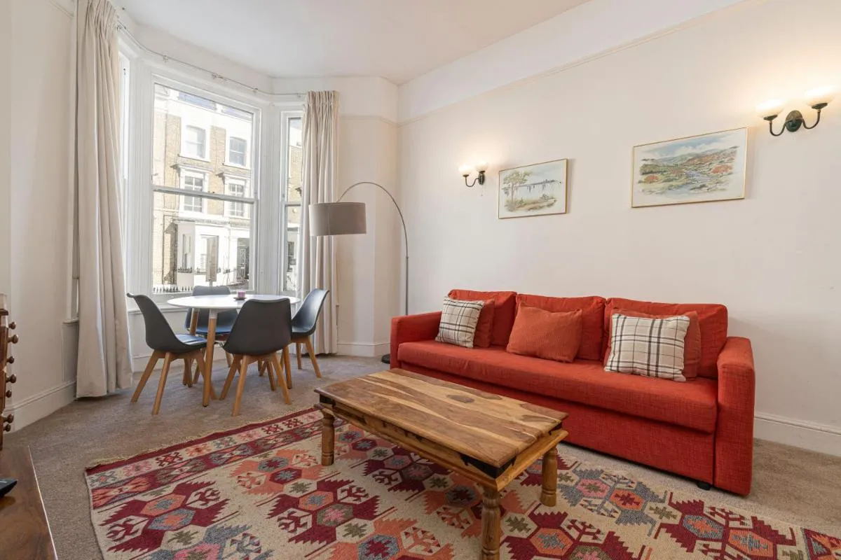 Image 3 of Charming flat in West Brompton