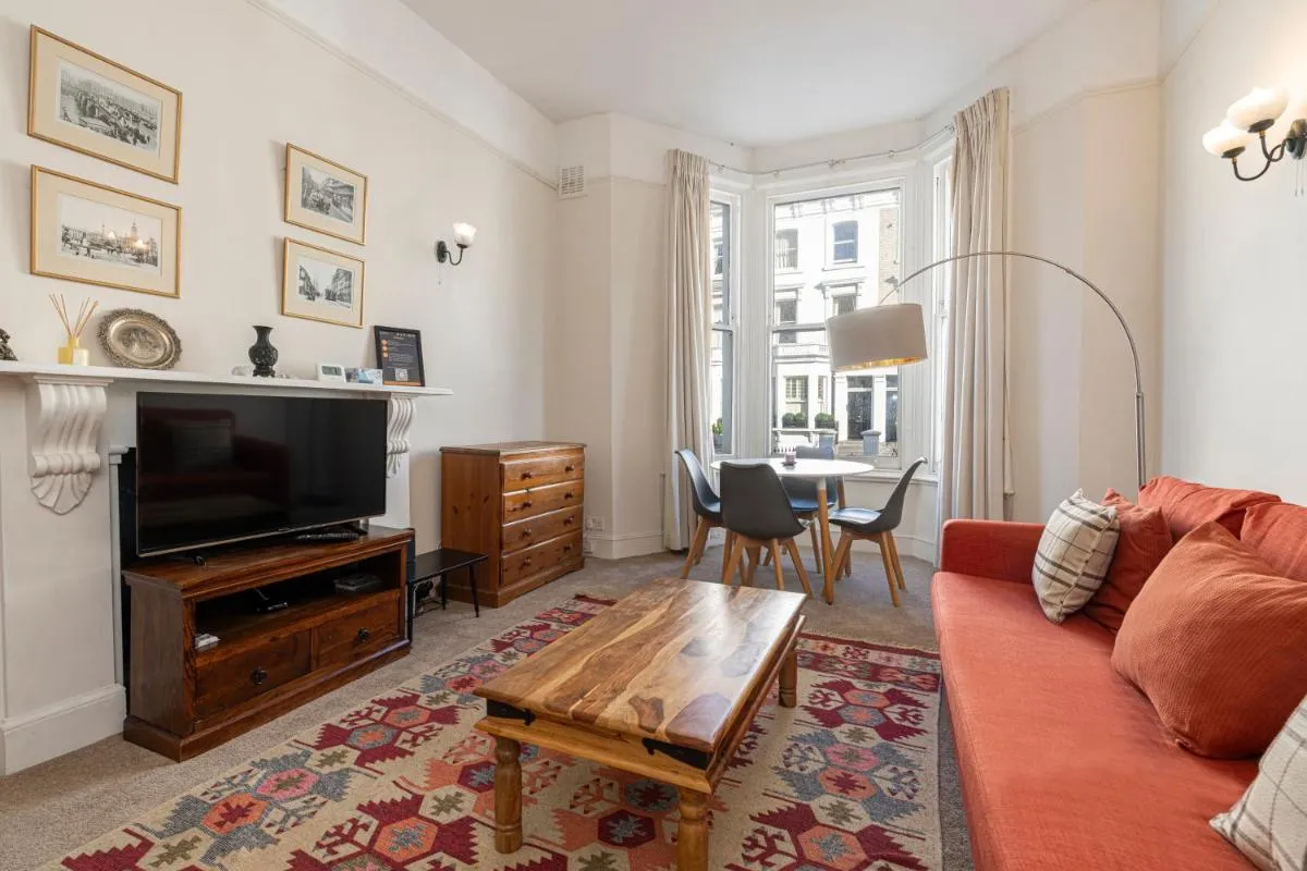 Image 5 of Charming flat in West Brompton
