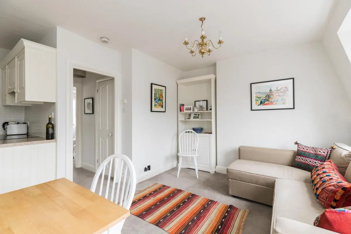 Image 3 of Charming flat with balcony in Pimlico