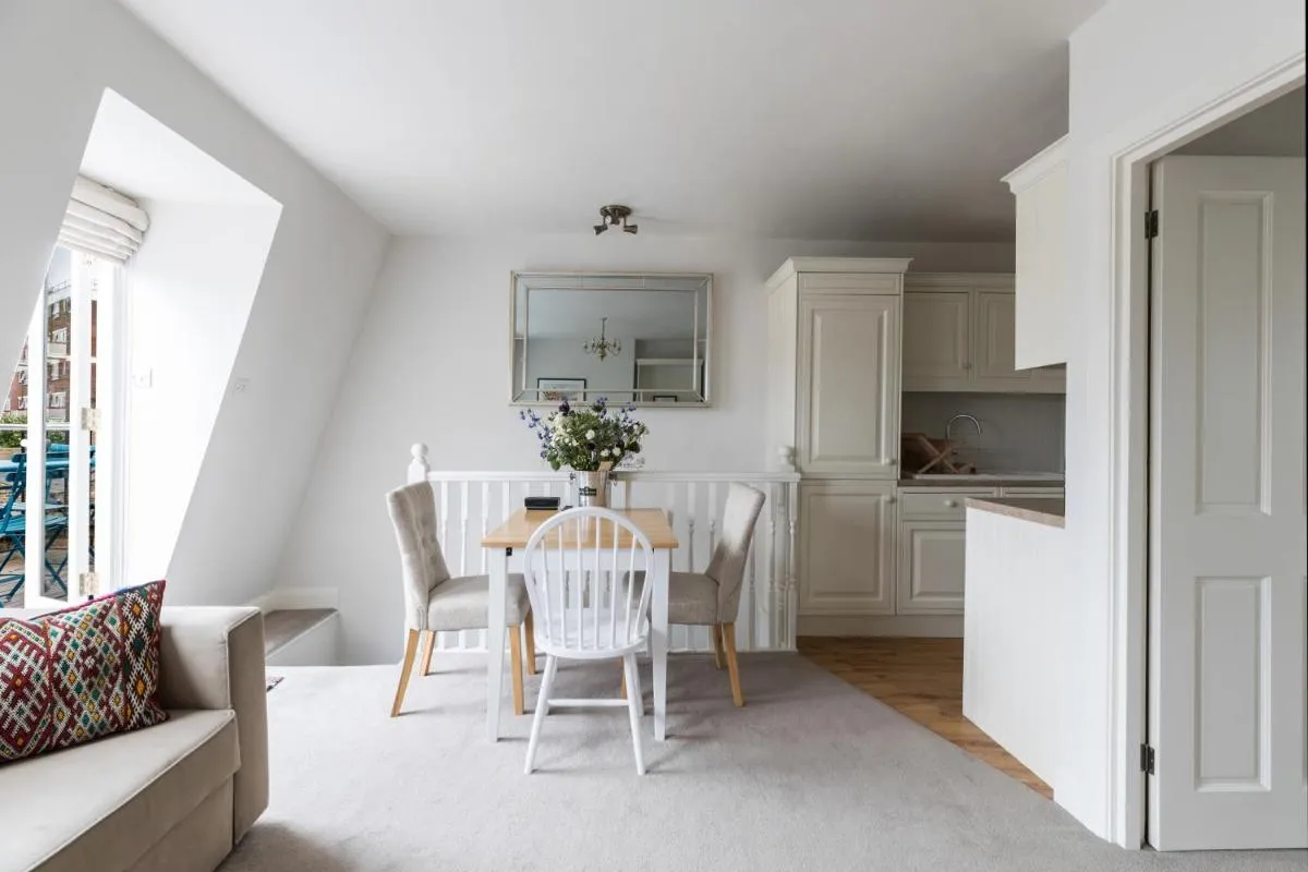 Image 4 of Charming flat with balcony in Pimlico