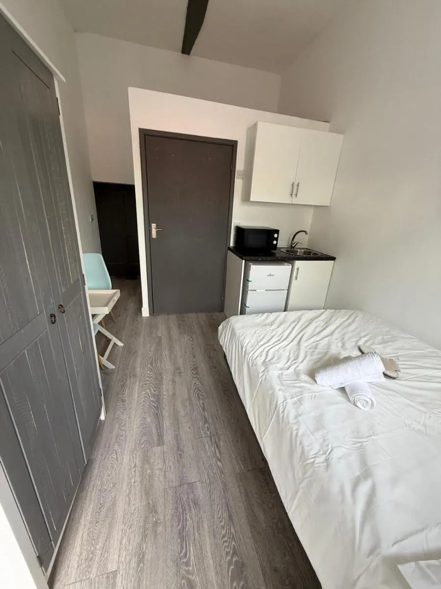 Image 5 of Charming studio flat in HA8, 6 mins walk to Edgware station