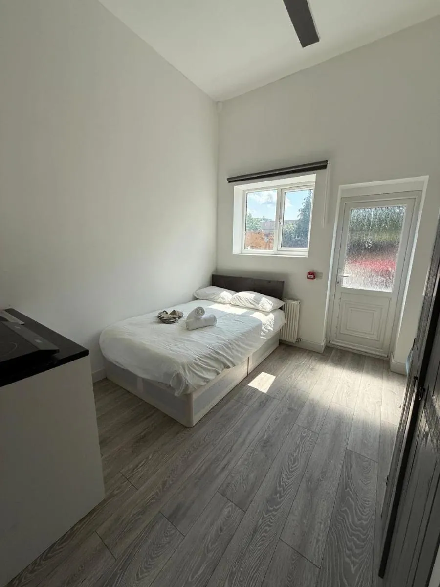 Image 2 of Charming studio flat in HA8, 6 mins walk to Edgware station