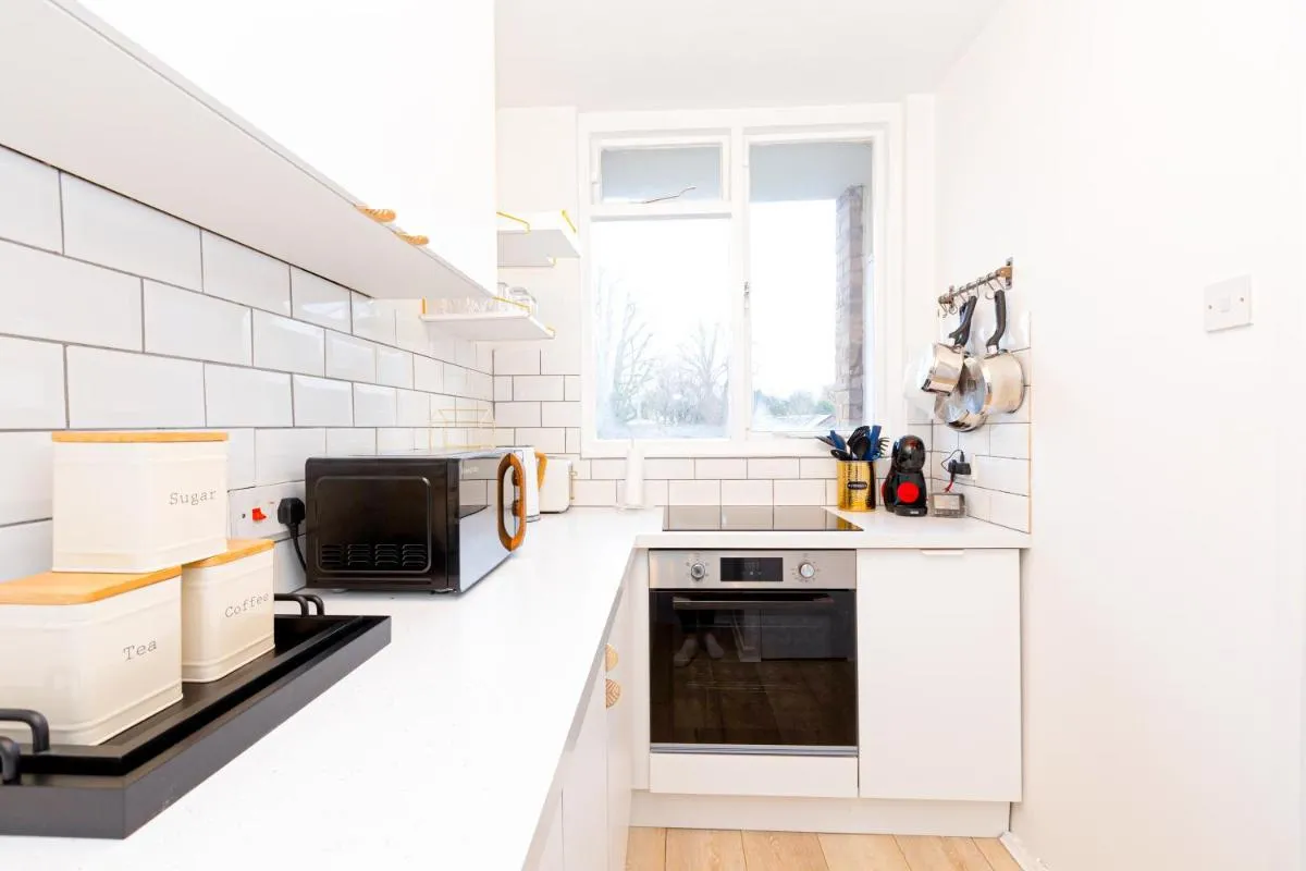 Image 4 of Charming studio with balcony in Putney, 5 min tube