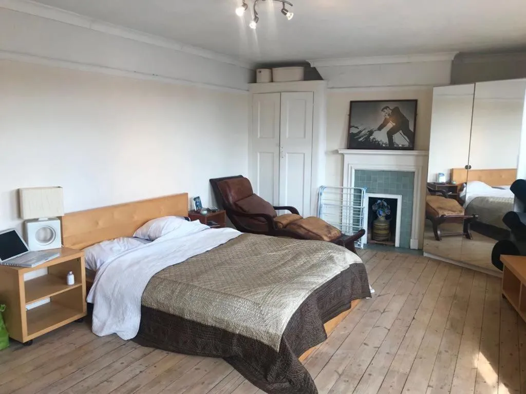 Image 2 of Cheap basic, no frills flat. Sleeps 6, suitable for construction workers?