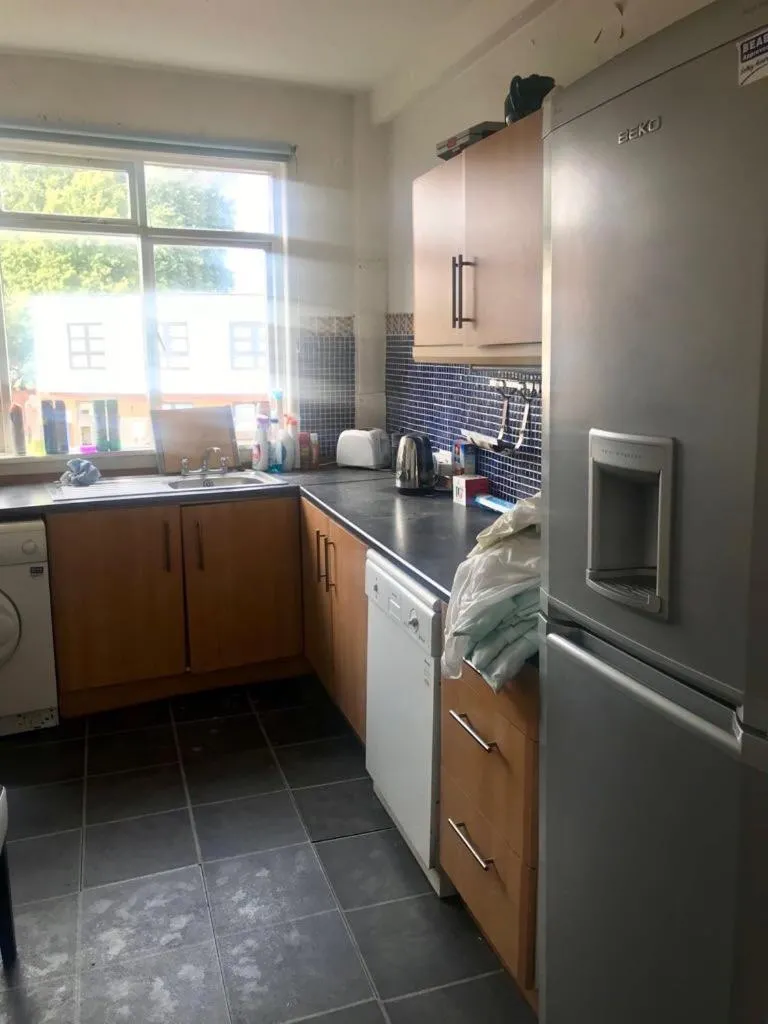 Image 4 of Cheap basic, no frills flat. Sleeps 6, suitable for construction workers?