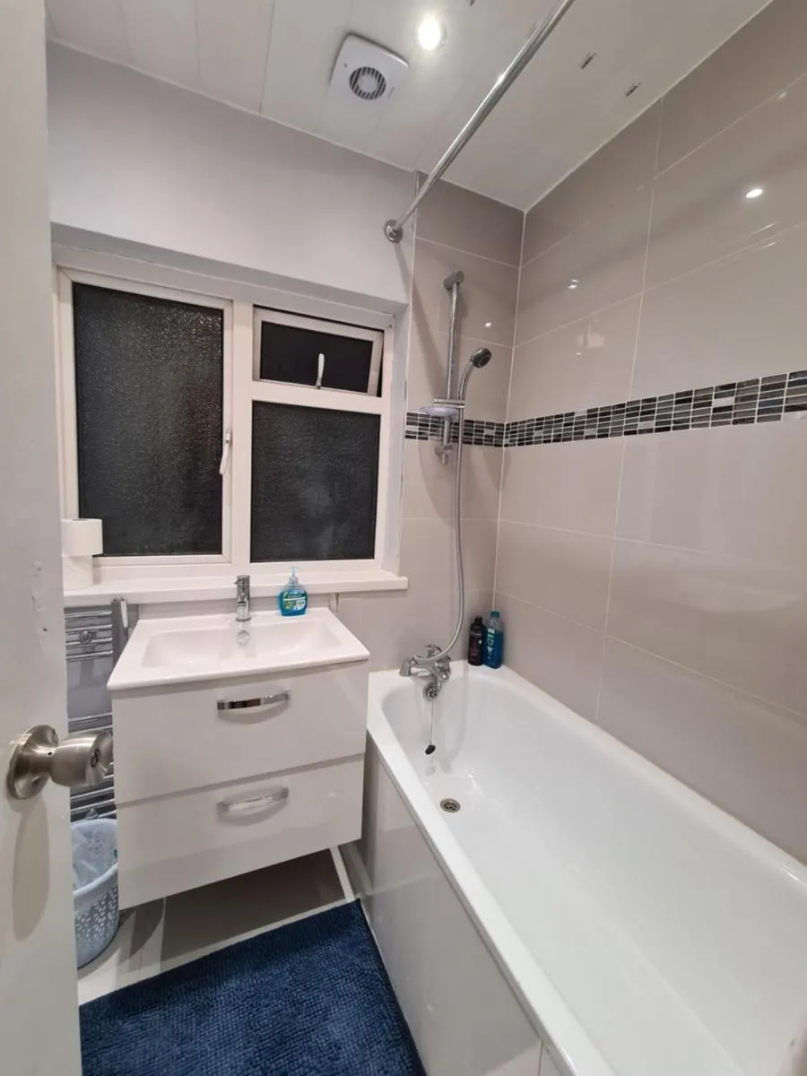 Image 3 of Cheerful 4/5 bed house – Heathrow