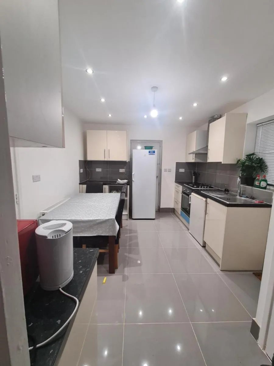 Image 4 of Cheerful 4/5 bed house – Heathrow