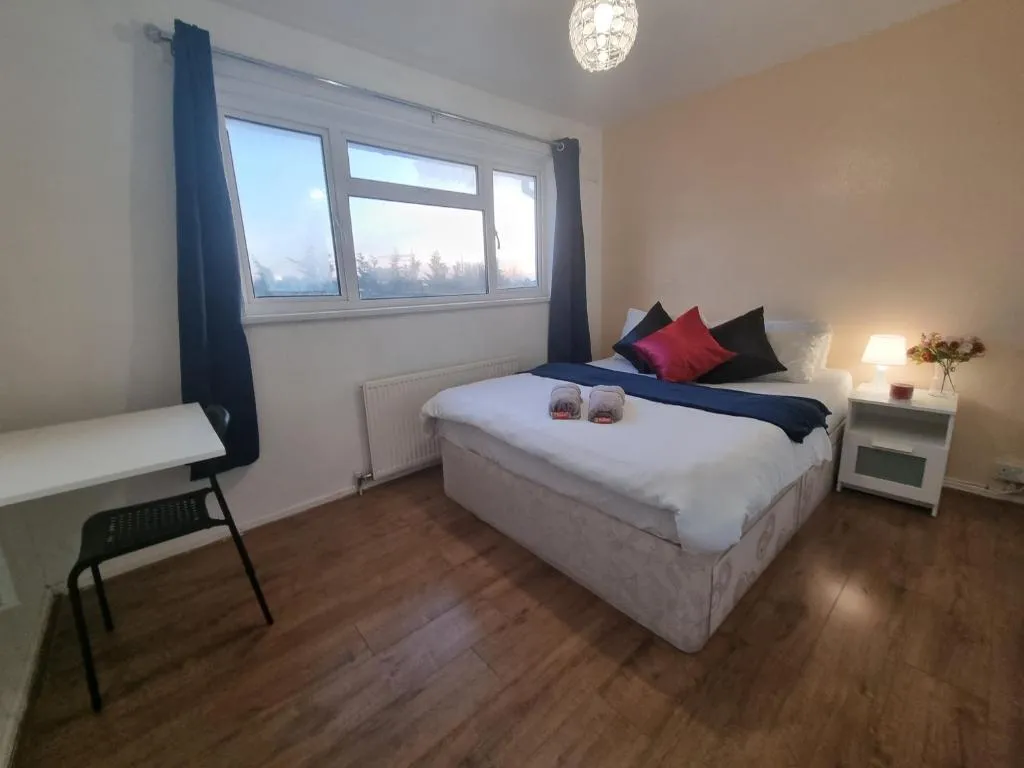 Image 1 of Cheerful 4/5 bed house – Heathrow