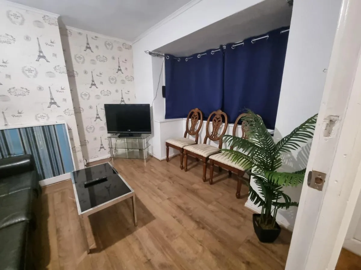 Image 5 of Cheerful 4/5 bed house – Heathrow