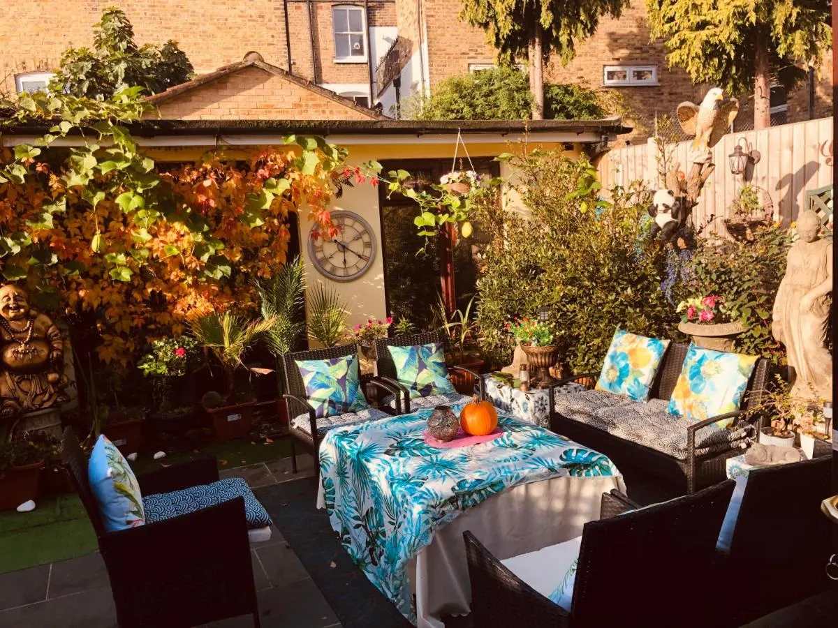 Image 3 of Cheerful 4 bedroom house with garden free parking
