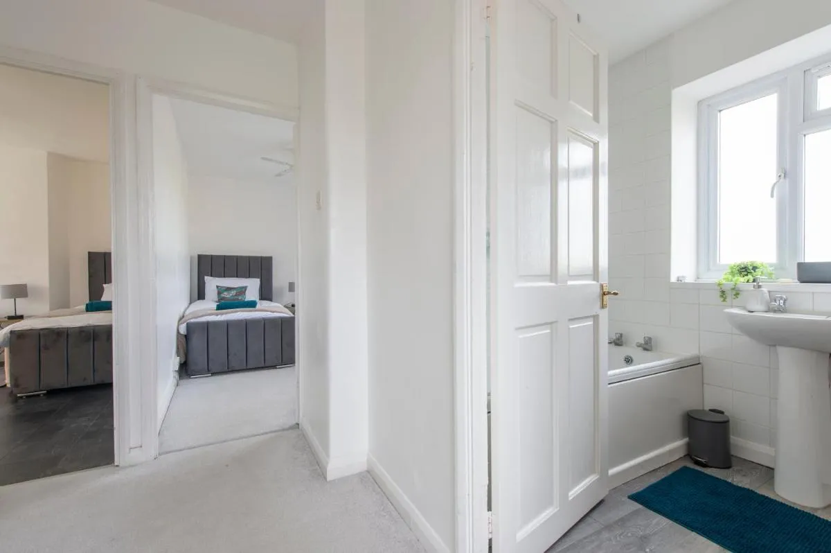Image 3 of Cheerful Chingford, Beautiful Views, Free Parking