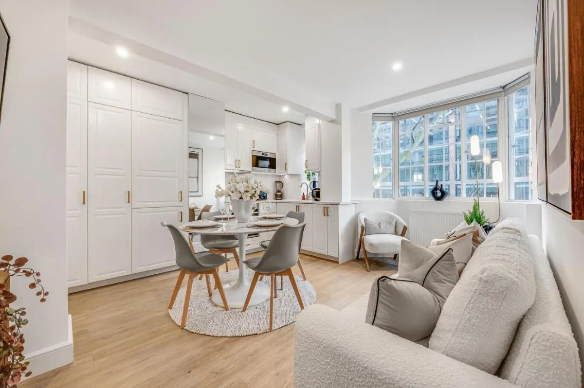 Image 3 of Chelsea Apartment in a Prime Central Location