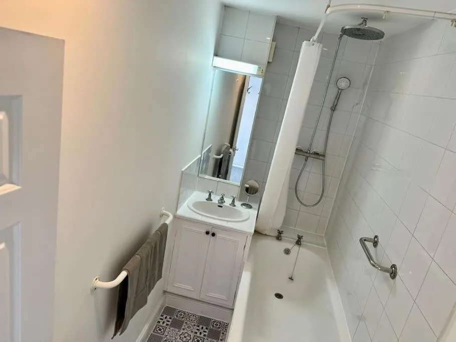 Image 3 of Chelsea Large 2 bed 2 Bath Sydney Street SW3