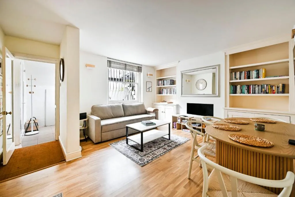Image 1 of Chelsea Modern – Stylish Hideaway