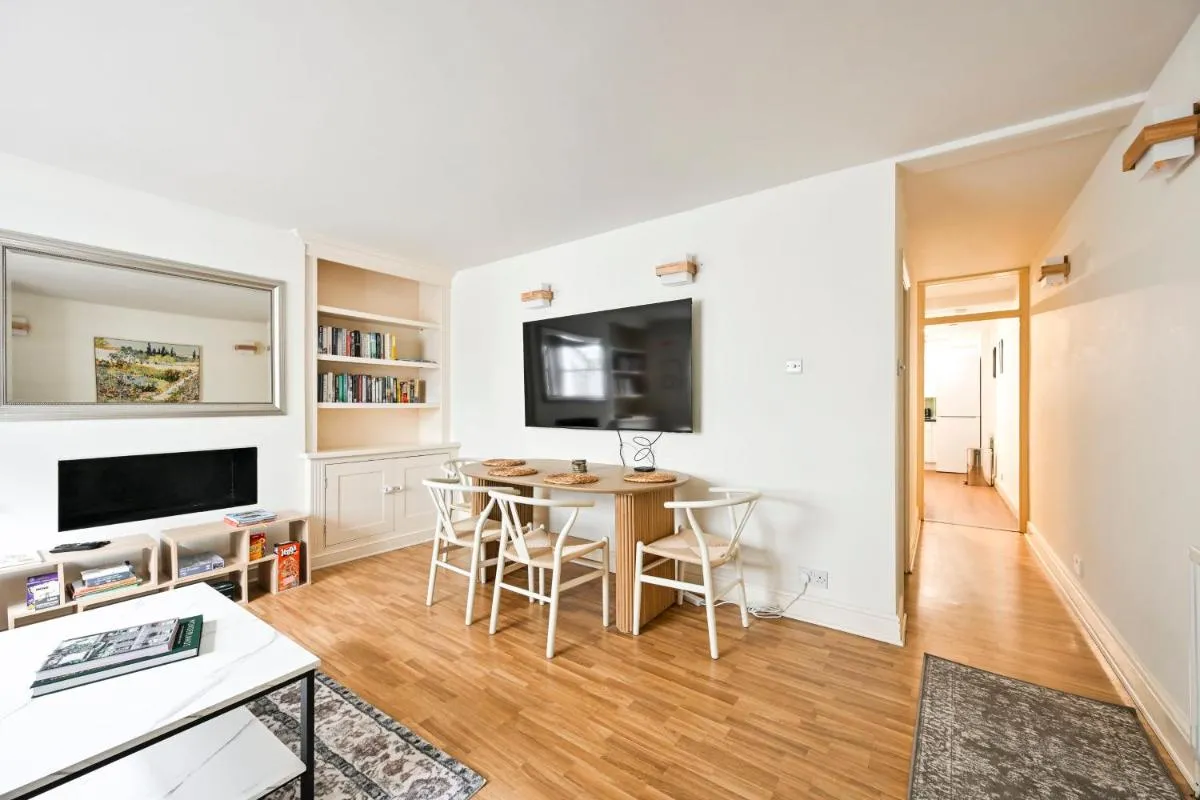 Image 3 of Chelsea Modern – Stylish Hideaway