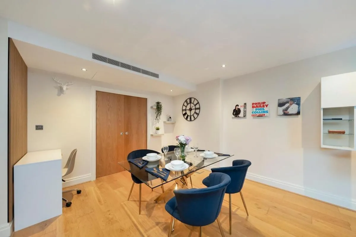 Image 4 of Chelsea Thames View Suite