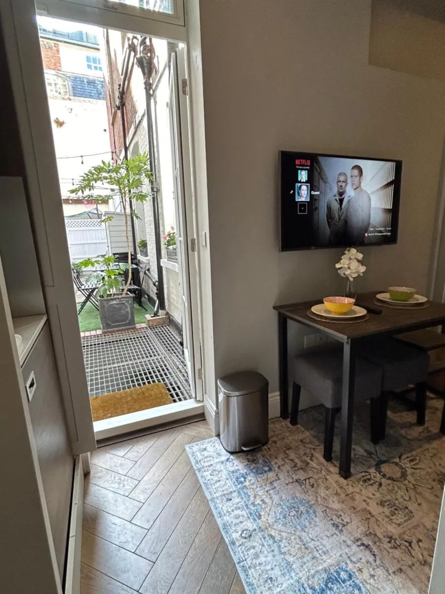 Image 5 of Chelsea flat, convenient and quiet