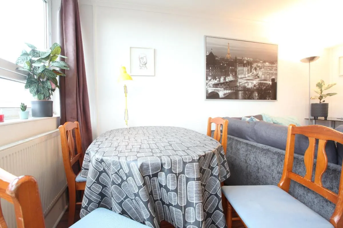 Image 4 of Chelsea off Kings Road One Bedroom Apartment with balcony