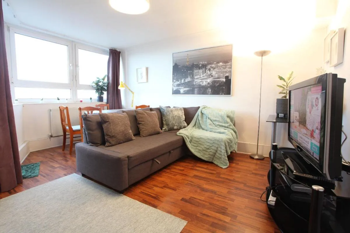 Image 5 of Chelsea off Kings Road One Bedroom Apartment with balcony