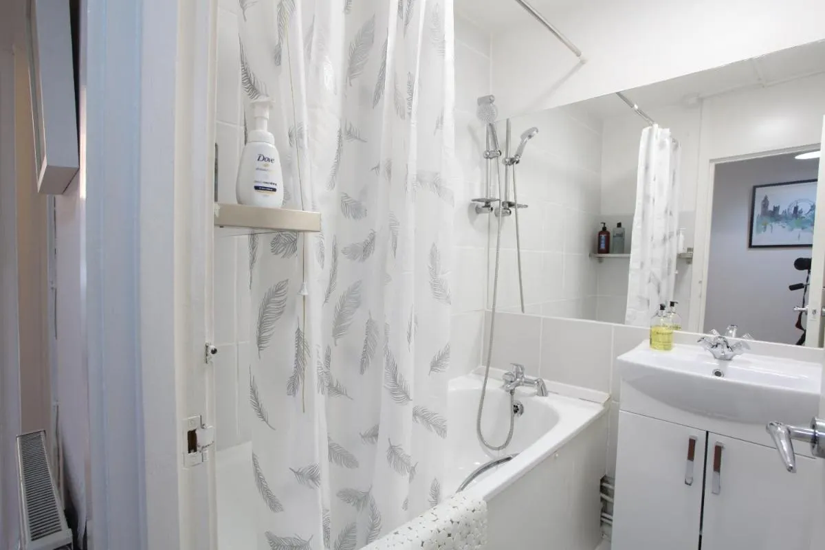Image 3 of Chelsea off Kings Road One Bedroom Apartment with balcony