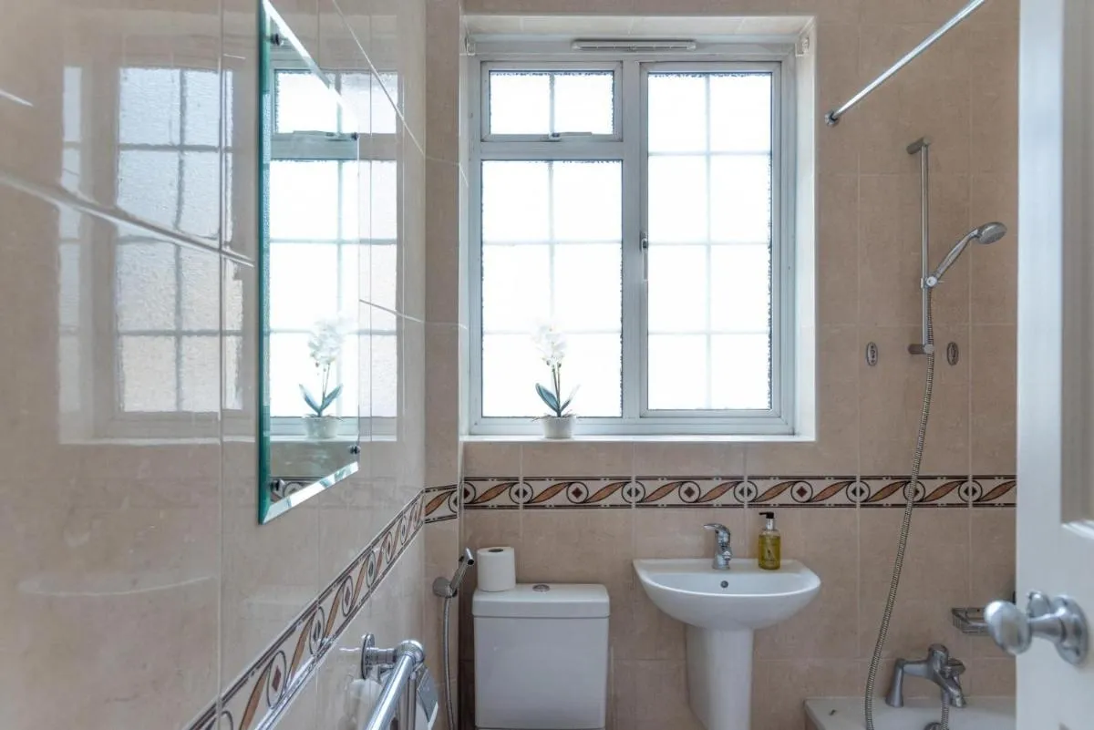 Image 3 of Chestnut Blossom – 1 Bedroom in Kensington
