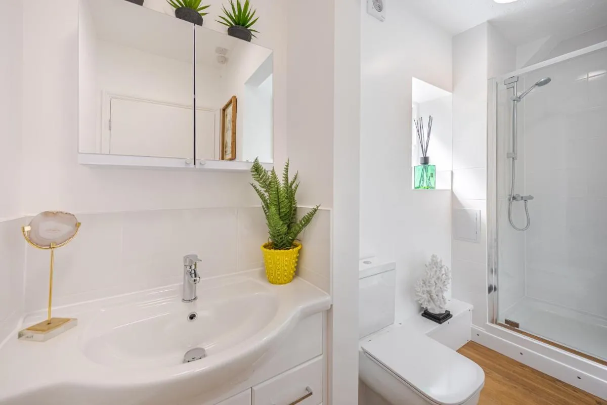 Image 3 of Chic 1BR Teddington Apartment Modern & Bright