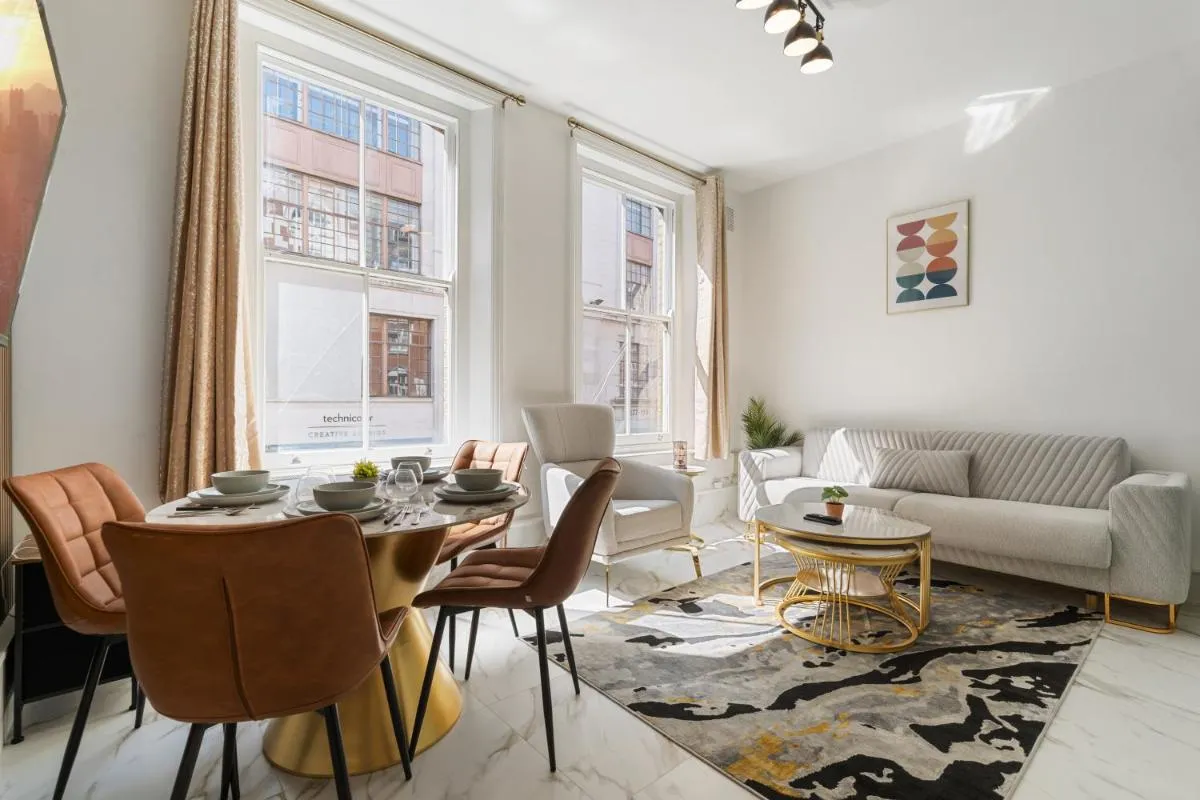 Image 3 of Chic 1-Bed Flat in the Heart of Soho Wardour Street! No Lift 1WD