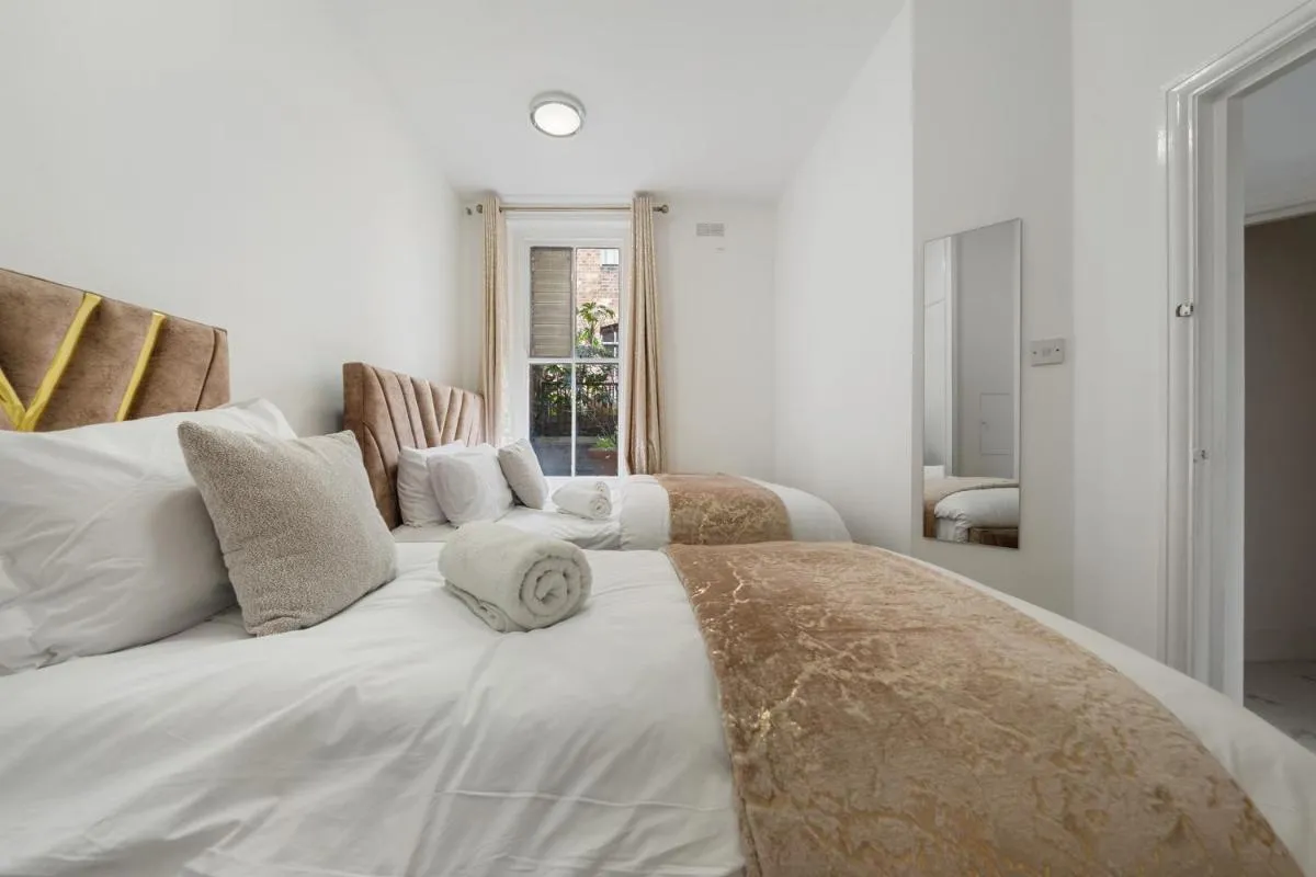 Image 2 of Chic 1-Bed Flat in the Heart of Soho Wardour Street! No Lift 1WD