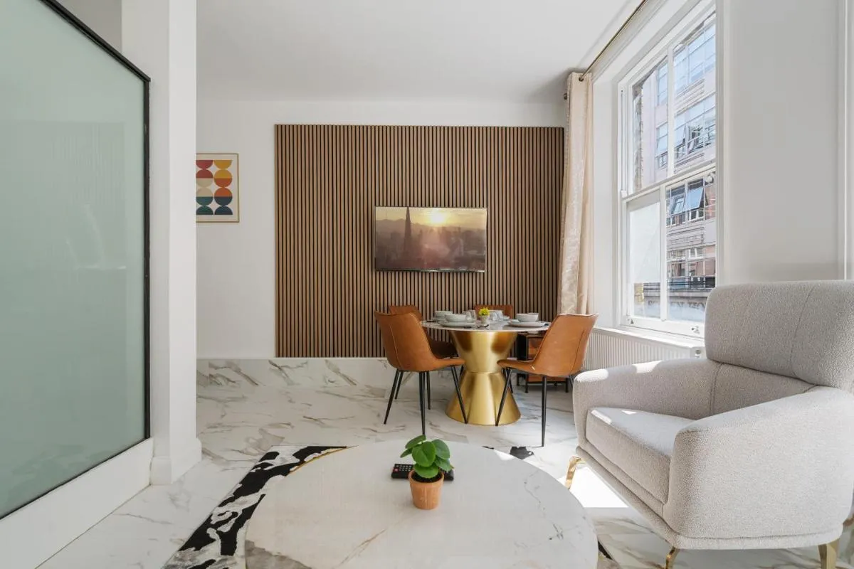 Image 5 of Chic 1-Bed Flat in the Heart of Soho Wardour Street! No Lift 1WD