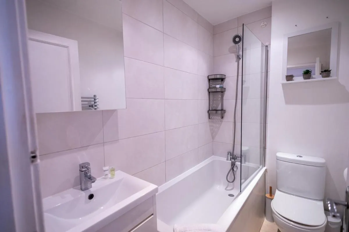 Image 3 of Chic 1-Bedroom Flat – 10 Min Walk to Westfield London
