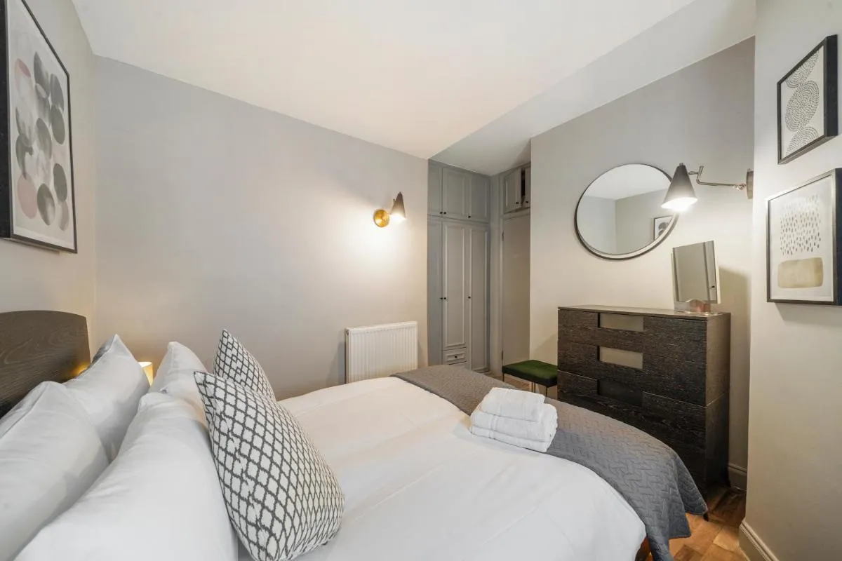 Image 5 of Chic 1 Bed House in Knightsbridge FREE WIFI by City Stay Aparts London